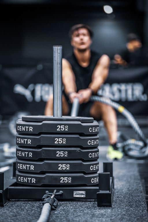 Gros plan sur le traîneau Sled Pull Hyrox Annecy avec disques de 25 kg